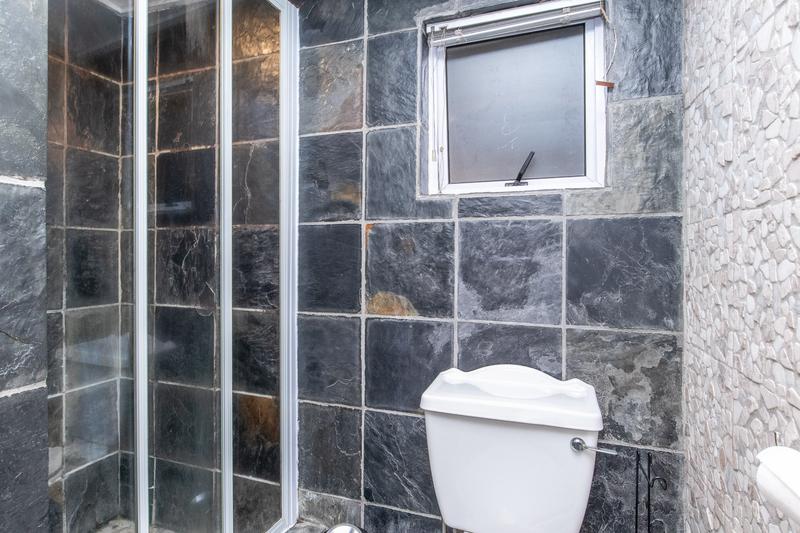 5 Bedroom Property for Sale in Meadowridge Western Cape
